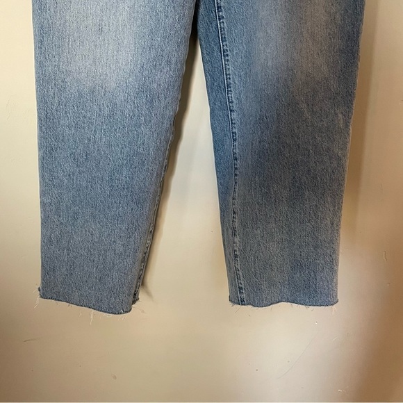 Abercrombie & Fitch A&F Ultra High Rise Paperbag Raw Hem Mom Jeans - Picture 8 of 13